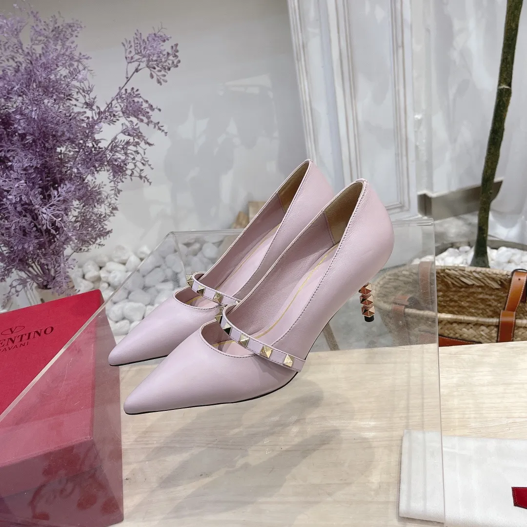 💕💕Factory direct selling price p440💕💕 Genuine leather sole +40 🆕Valentino. Valentino👑👑Latest series in the counter, the highest version, perfect details, very eye-catching catwalk series launched, V family’s hot rivet elements, luxurious and gorgeous! Various colors can be matched with beautiful clothes in spring and summer. There are many choices🎉🎉Exquisite and durable. It is copied at 1:1 of the original product. The upper foot is very pedicure-like. The key point is that it is very good and easy to control. It does not grind the feet and does not tire the feet. It is a walking artifact. The last shape is completely compared to the counter. The details are perfect. Without the original version, it would not be so exquisite! (Note! The heel shape and height are exclusively molded according to the original version, and are not randomly substituted by the market🐂) The color and texture of the fasteners are consistent with the original version! 🔺Fabric: Imported sheepskin, 🔺Lining: According to the original high-gloss imported sheepskin lining 🔺6 colors to choose from: black ➕black belt, black ➕white belt, pink, burgundy, white, apricot 🔺Number of yards: 35 to 42 yards (42 yards are not exchanged) 🔺Heel height: 7cm Rubber sole Genuine leather sole +40